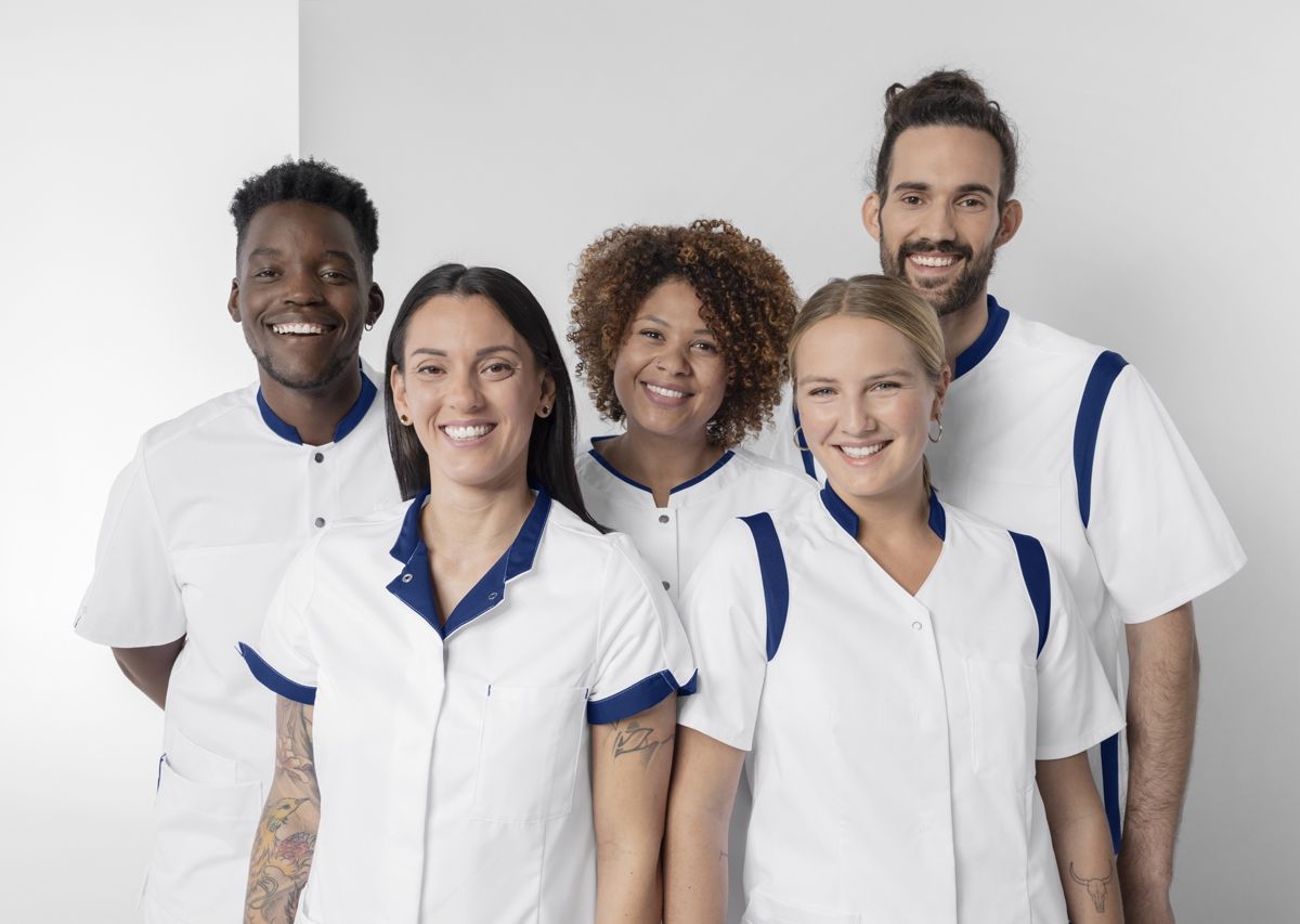 BP dames zorgtuniek met modern fit, drukknoopsluiting, kleuraccenten en smartphonezak voor zorgprofessionals