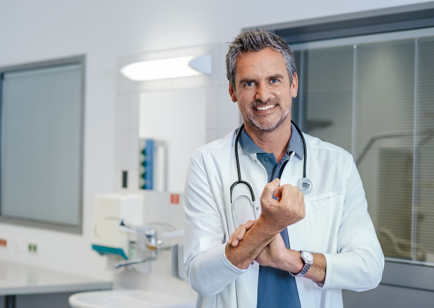 BP stretch zorgjas voor heren met opstaande kraag, drukknoopsluiting en flexibele inzetstukken voor zorgprofessionals