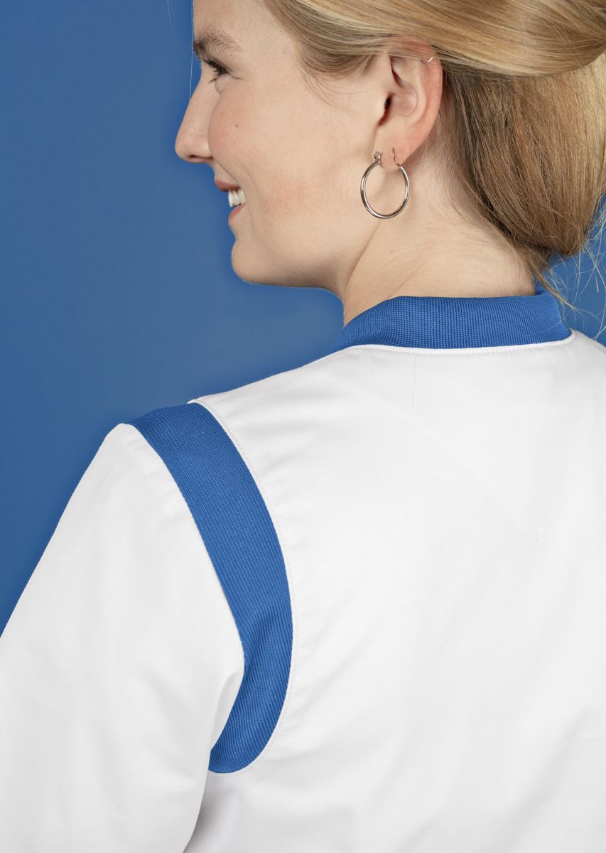 BP stretch dames zorgtuniek wit met azuurblauw met ademende stof en flexibele inzetstukken