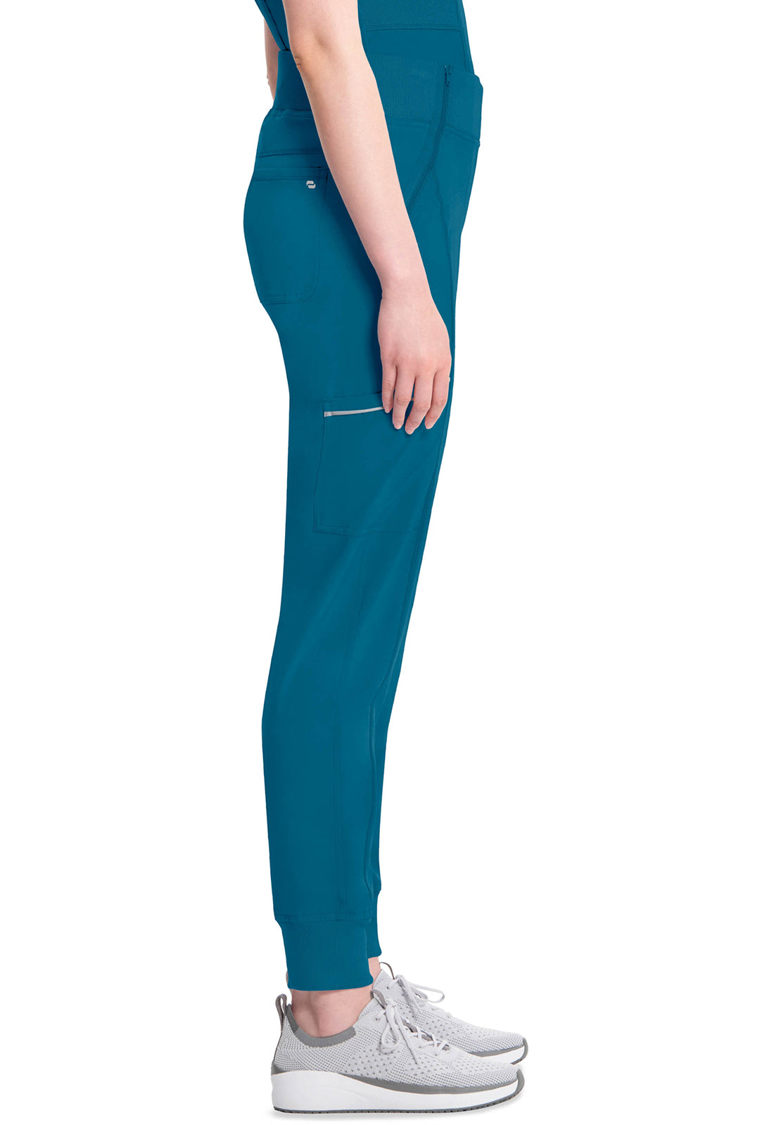 Cherokee Mid Rise Tapered Leg Jogger Pant met ribgebreide tailleband en reflecterende details CKE110A