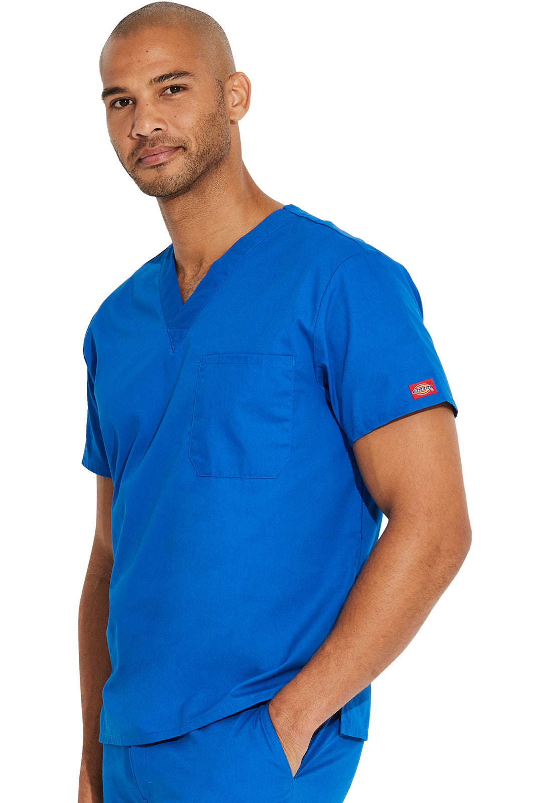 Unisex top met V-hals die in de broek gedragen kan worden met borstzak en zijsplitten
