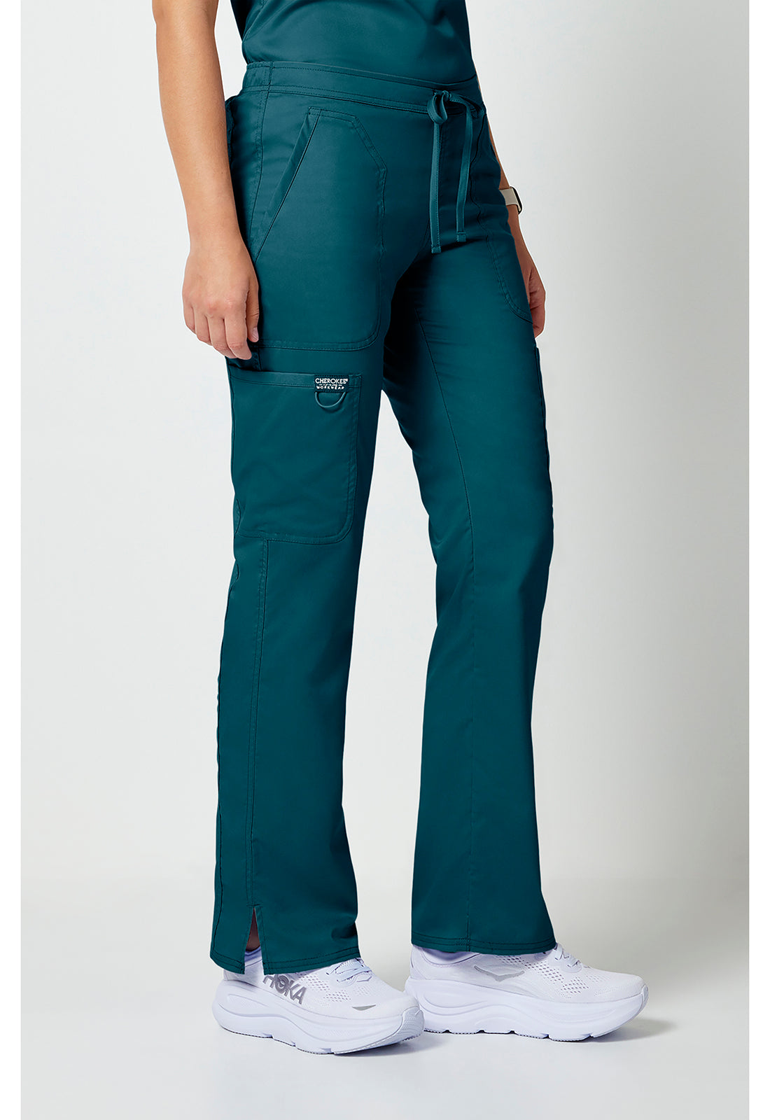 Mid-rise jeans met gematigde uitlopende pijpen en trekkoord met cargozakken en 2-way stretch WWE120