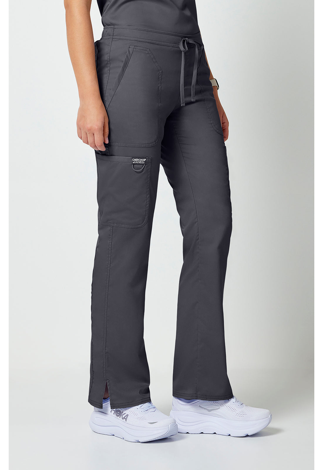 Mid-rise jeans met gematigde uitlopende pijpen en trekkoord met cargozakken en 2-way stretch WWE120