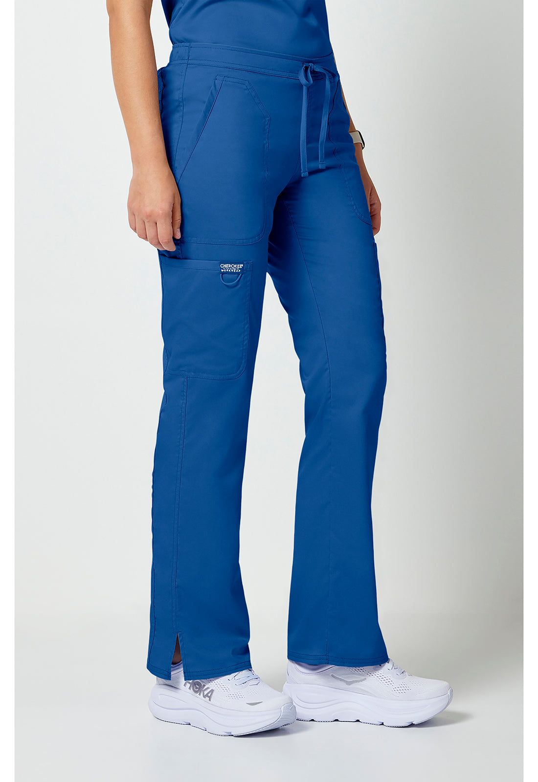 Mid-rise jeans met gematigde uitlopende pijpen en trekkoord met cargozakken en 2-way stretch WWE120